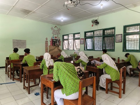 Ujian Madrasah Hari Terakhir di MTsN 9 Bantul: Mengasah Skill Digital di Jam Pertama, Menjaga Hafalan di Jam Kedua